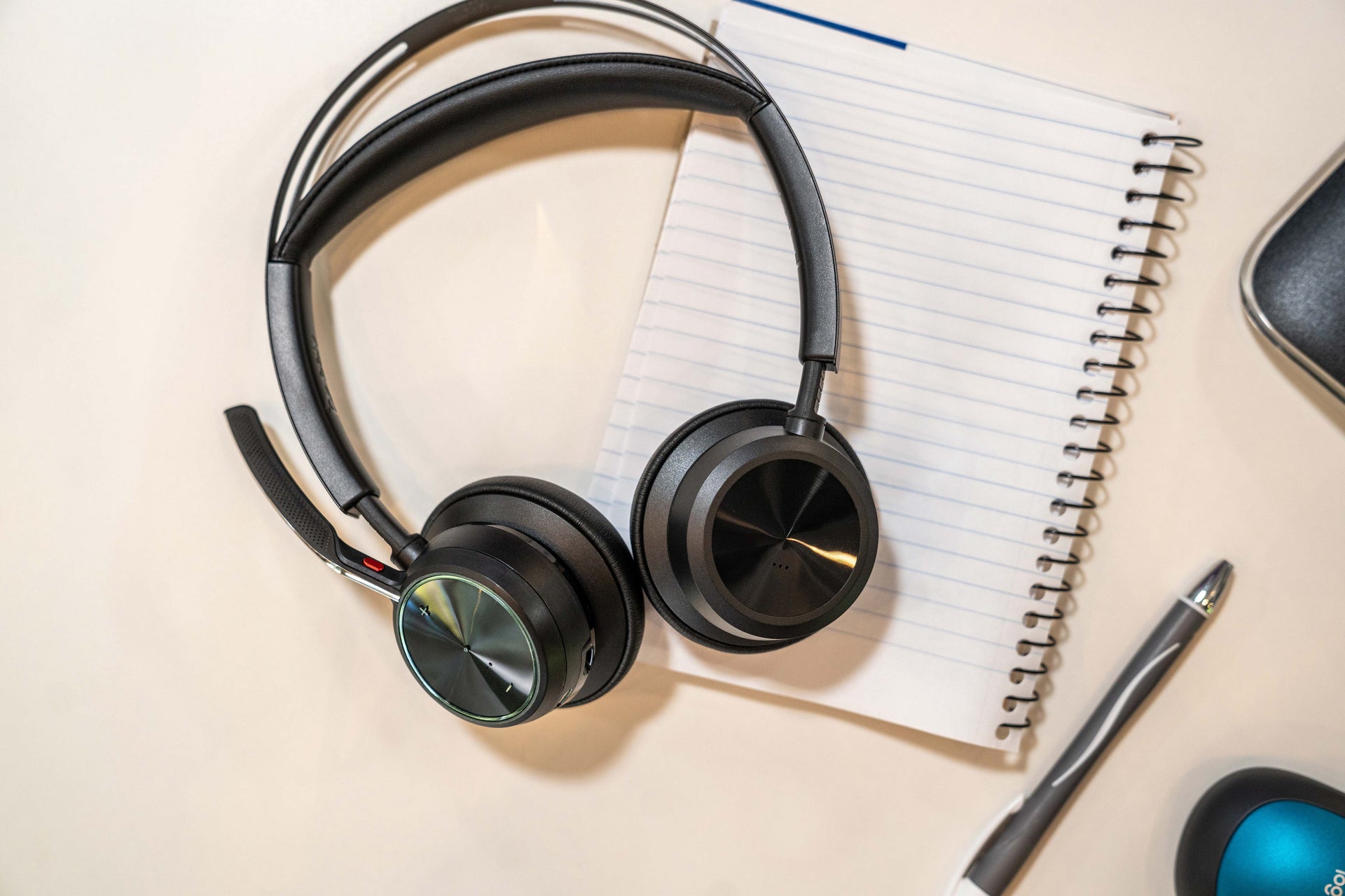 HP Poly Voyager Focus 2 USB-C Headset with USB-C/A Adapter - Image 4